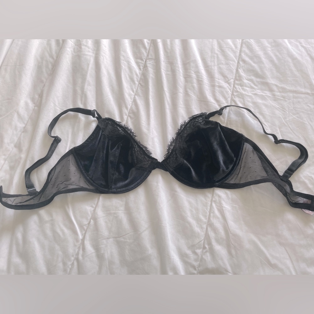 Victoria’s Secret • Black velvet lace underwire bra, bralette